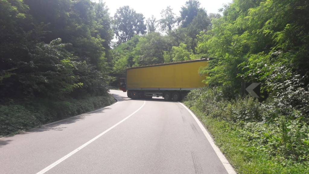 camion incastrato travedona brebbia