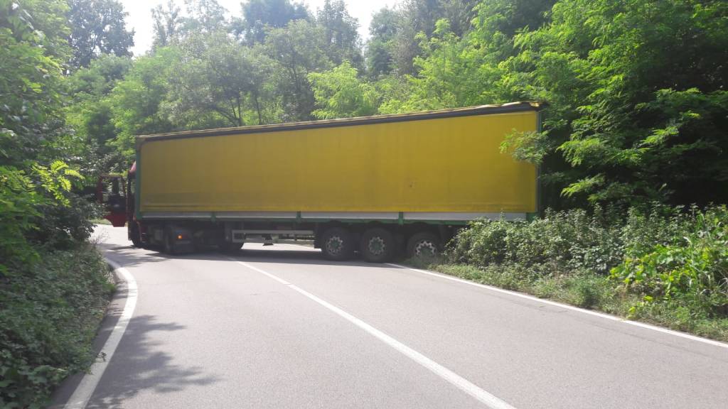 camion incastrato travedona brebbia