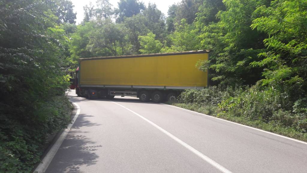 camion incastrato travedona brebbia