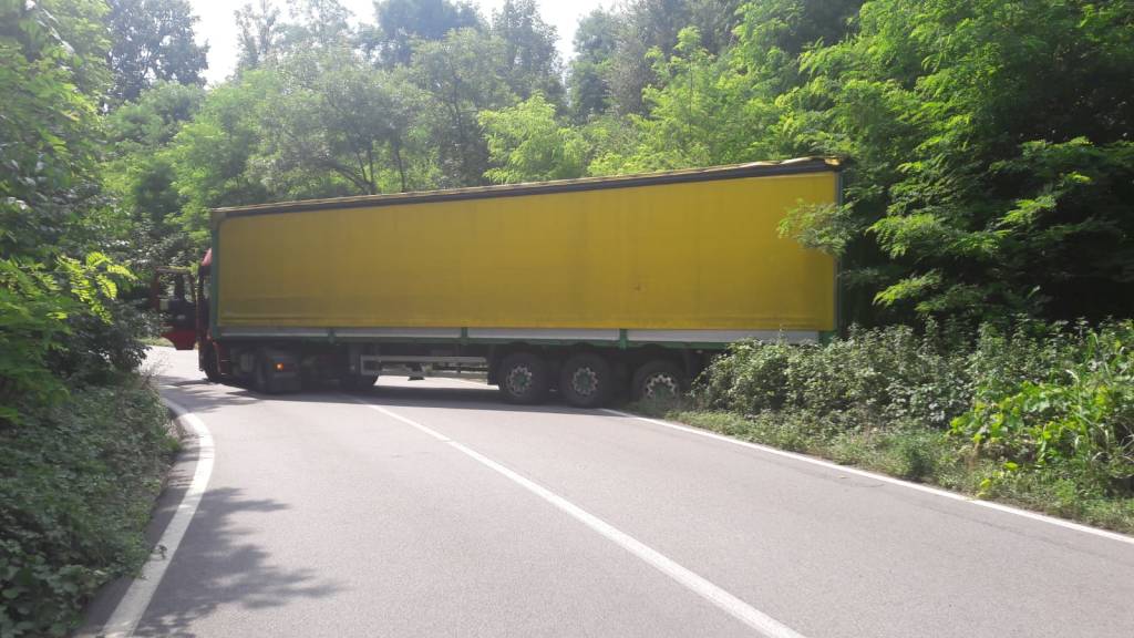 camion incastrato travedona brebbia