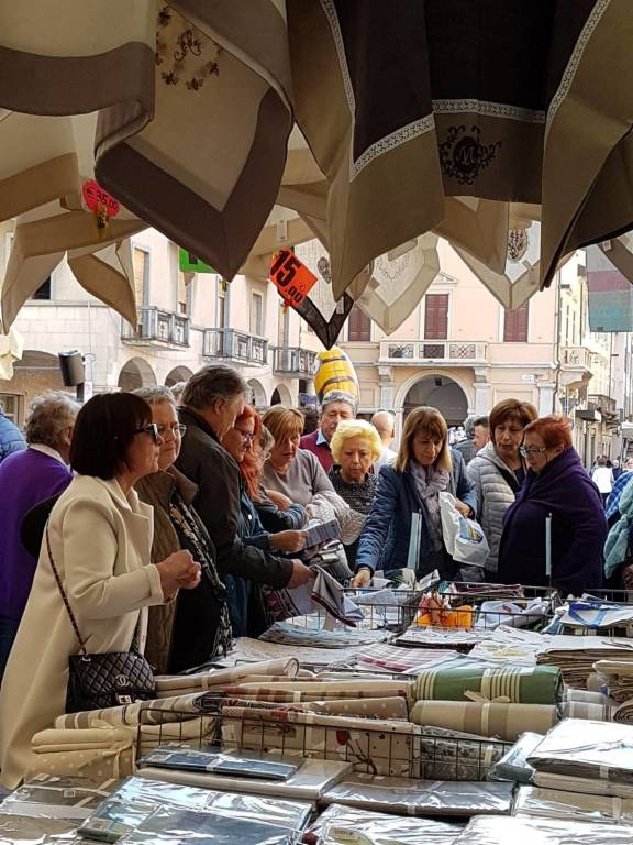 Gli Ambulanti di Forte dei Marmi a Angera 2019