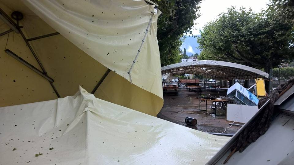 Porto Valtravaglia, il maltempo scoperchia il capannone della pro loco 