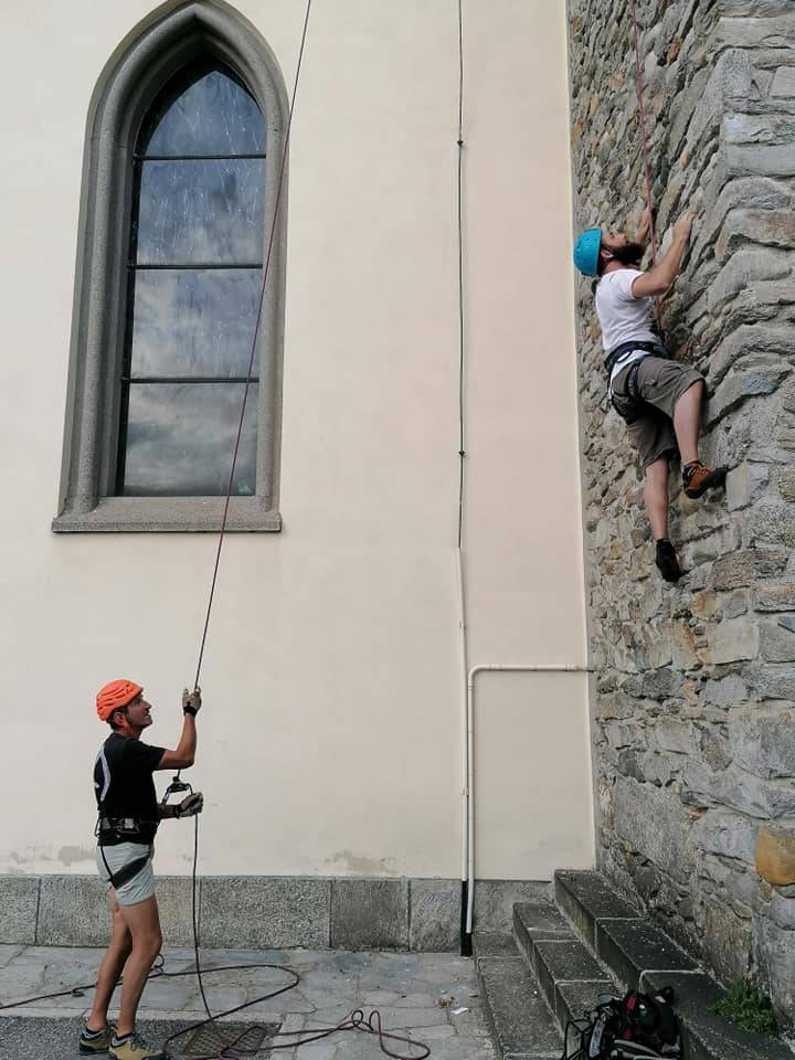L'arrampicata sul campanile di Taino