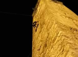 L'arrampicata sul campanile di Taino