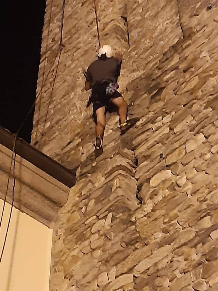 L'arrampicata sul campanile di Taino