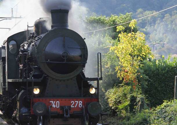 Il treno a vapore passa da Luino