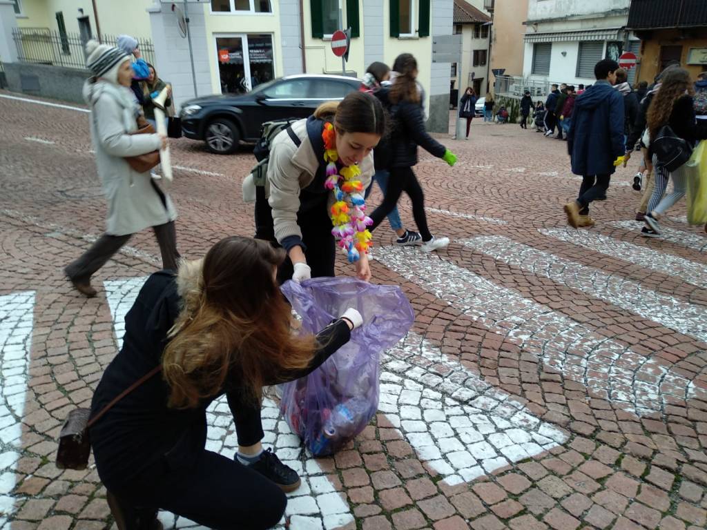 Fridays for Future, centinaia di studenti in piazza a Luino
