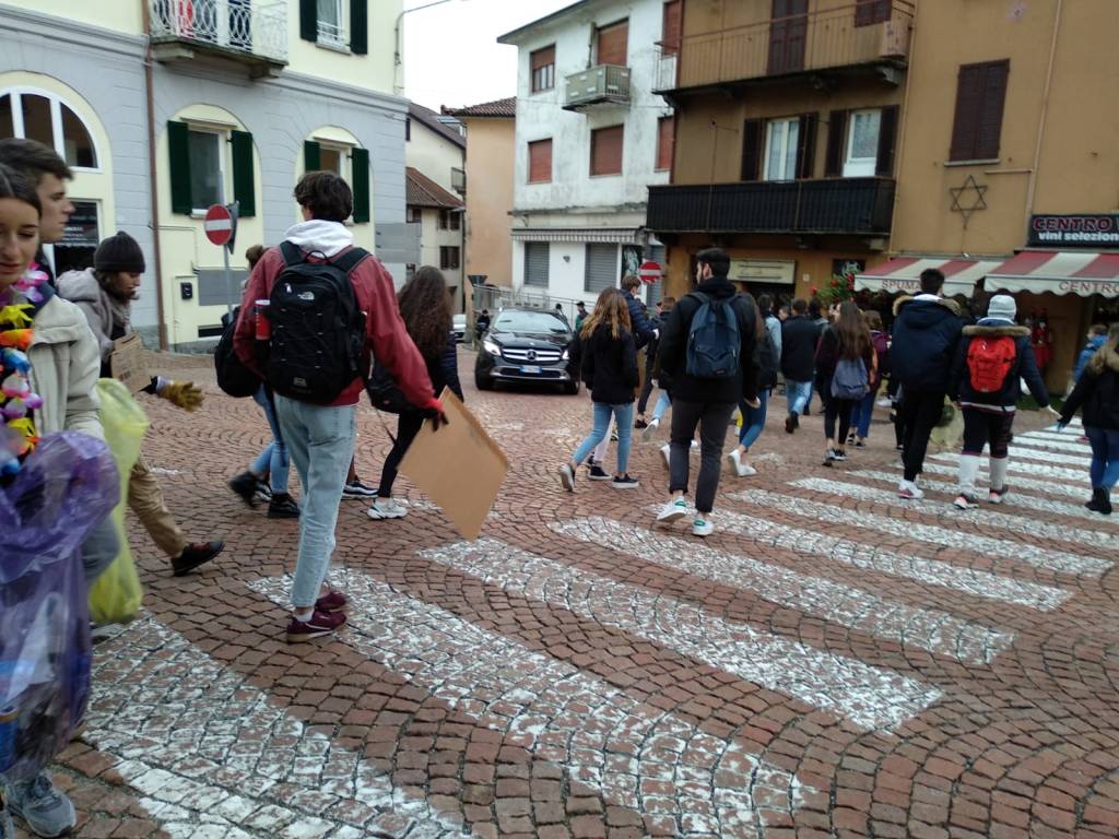Fridays for Future, centinaia di studenti in piazza a Luino
