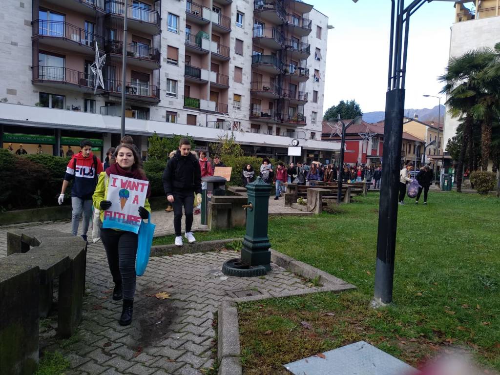 Fridays for Future, centinaia di studenti in piazza a Luino