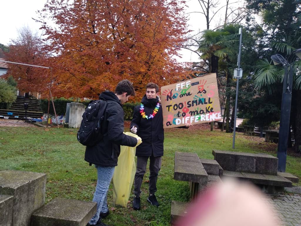 Fridays for Future, centinaia di studenti in piazza a Luino