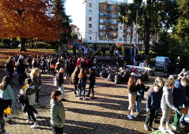 Fridays for Future, centinaia di studenti in piazza a Luino