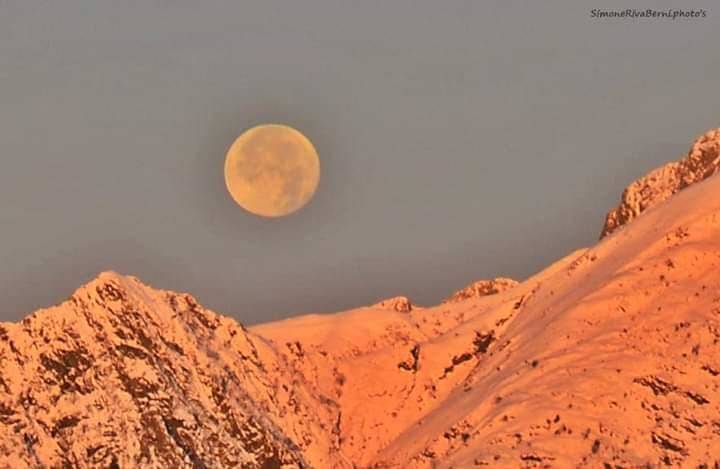 La luna sopra la Forcora - foto di Simone Riva Berni