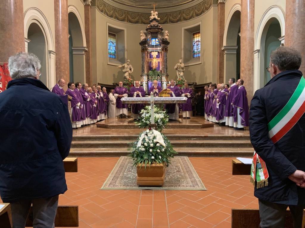 Luino: funerale don Giorgio Marelli