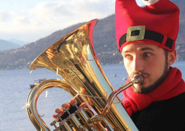 Gli auguri di Natale sul lungolago di Castelveccana