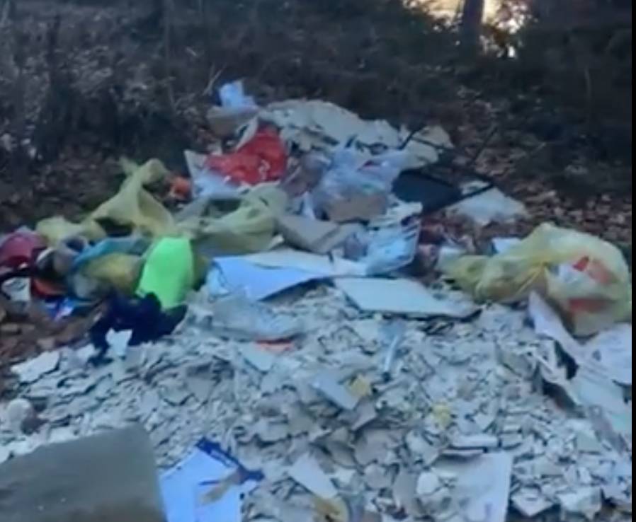 Rifiuti abbandonati al Biviglione