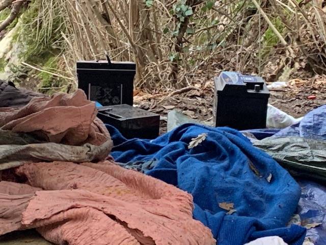 Il foto racconto di una mattinata nei boschi a caccia degli spacciatori