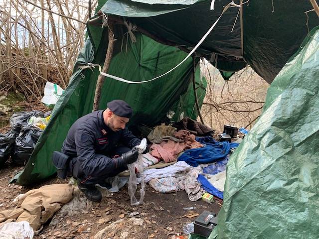 Il foto racconto di una mattinata nei boschi a caccia degli spacciatori