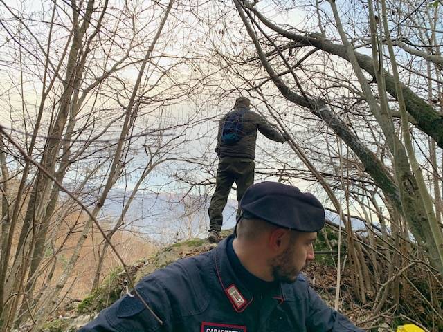 Il foto racconto di una mattinata nei boschi a caccia degli spacciatori