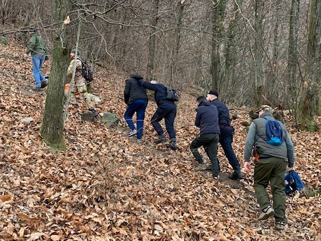 Il foto racconto di una mattinata nei boschi a caccia degli spacciatori