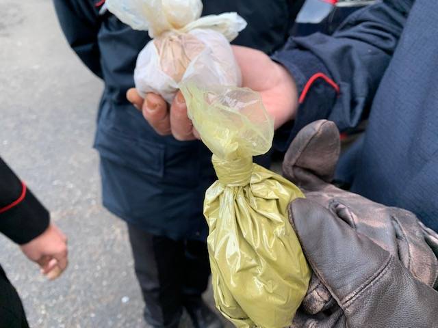 Il foto racconto di una mattinata nei boschi a caccia degli spacciatori