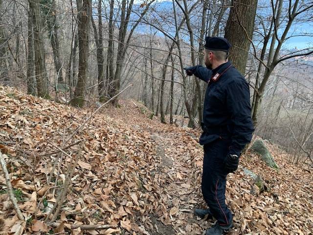 Il foto racconto di una mattinata nei boschi a caccia degli spacciatori