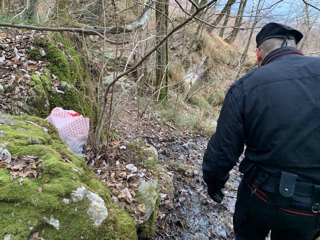 Il foto racconto di una mattinata nei boschi a caccia degli spacciatori