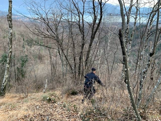 Il foto racconto di una mattinata nei boschi a caccia degli spacciatori