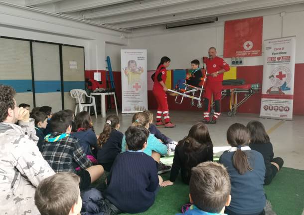 Giovani scout in visita alla Croce Rossa