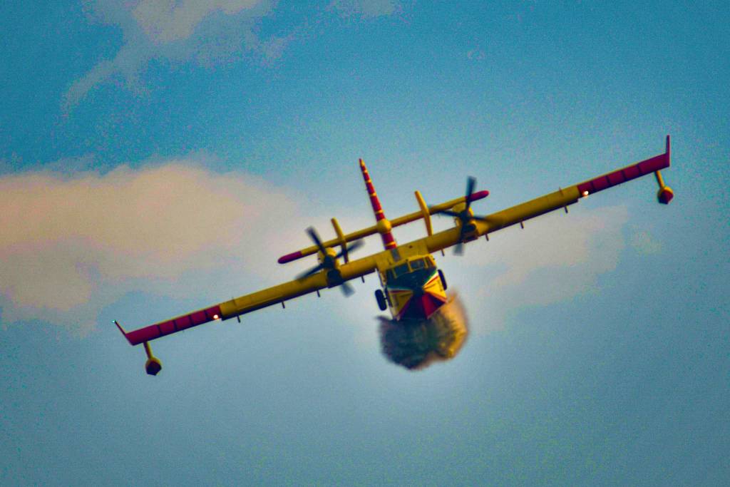 Mezzi in azione per spegnere l'incendio nel bosco di Lentate