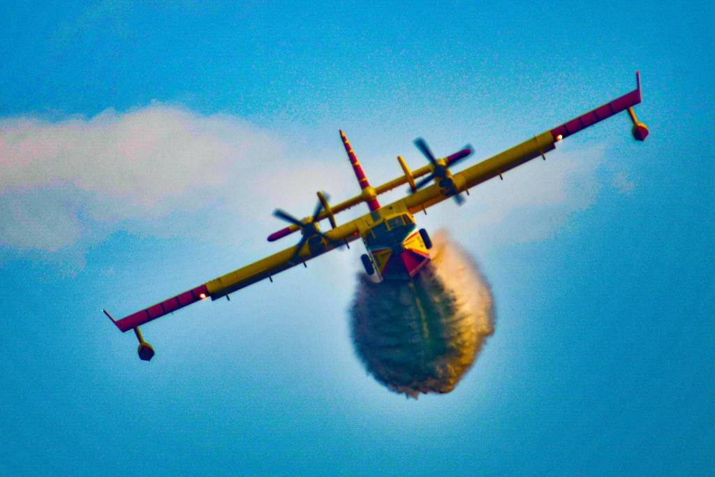 Mezzi in azione per spegnere l'incendio nel bosco di Lentate