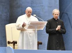 Papa Francesco in una piazza San Pietro deserta