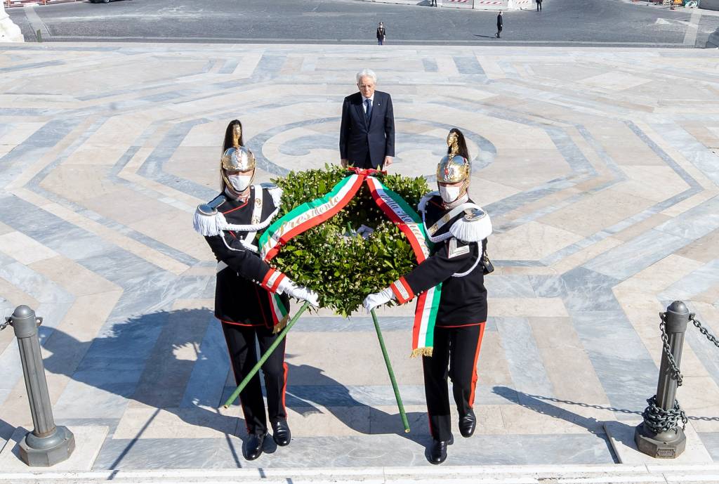 25 aprile: il presidente Mattarella da solo all'Altare della Patria