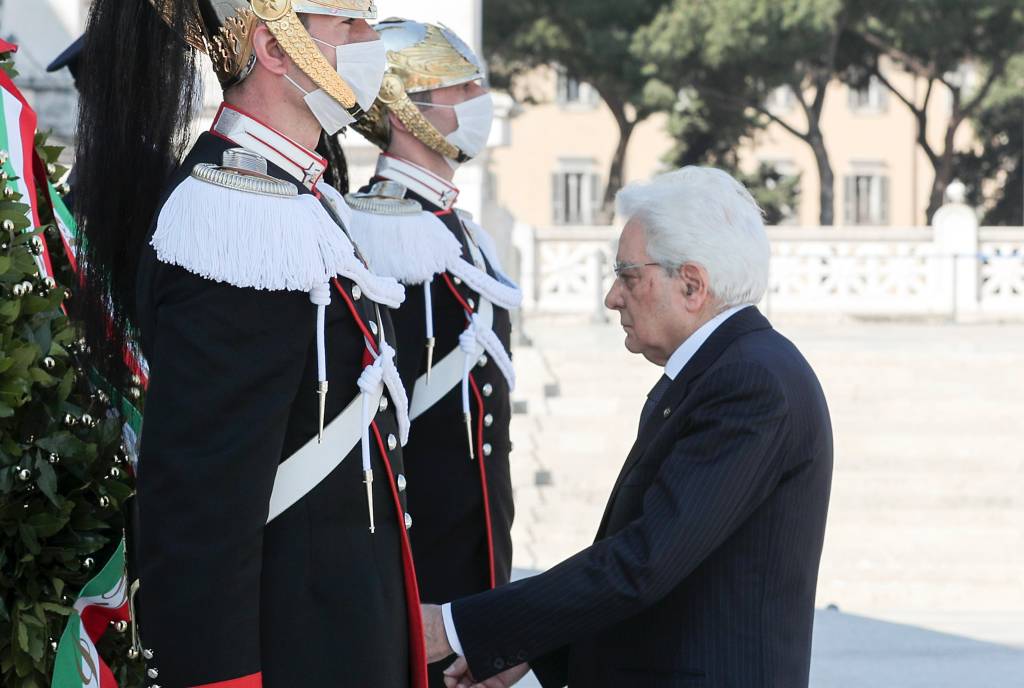 25 aprile: il presidente Mattarella da solo all'Altare della Patria