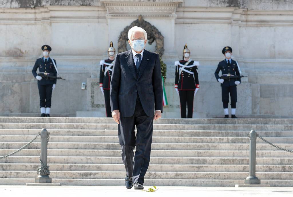 25 aprile: il presidente Mattarella da solo all'Altare della Patria