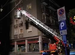 Cadono calcinacci da un palazzo di Laveno Mombello 