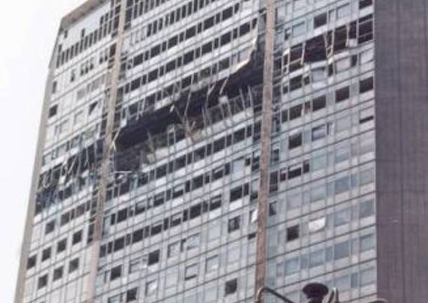 18 aprile 2002, un aereo si schianta contro il Pirellone