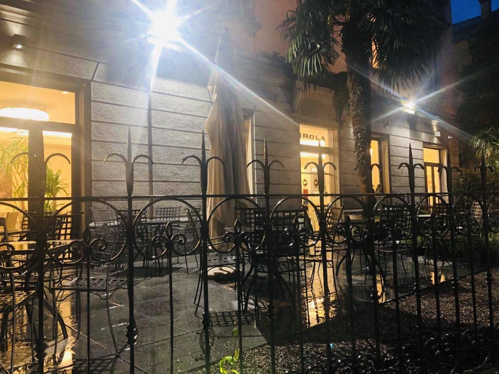 Insegne accese per protesta