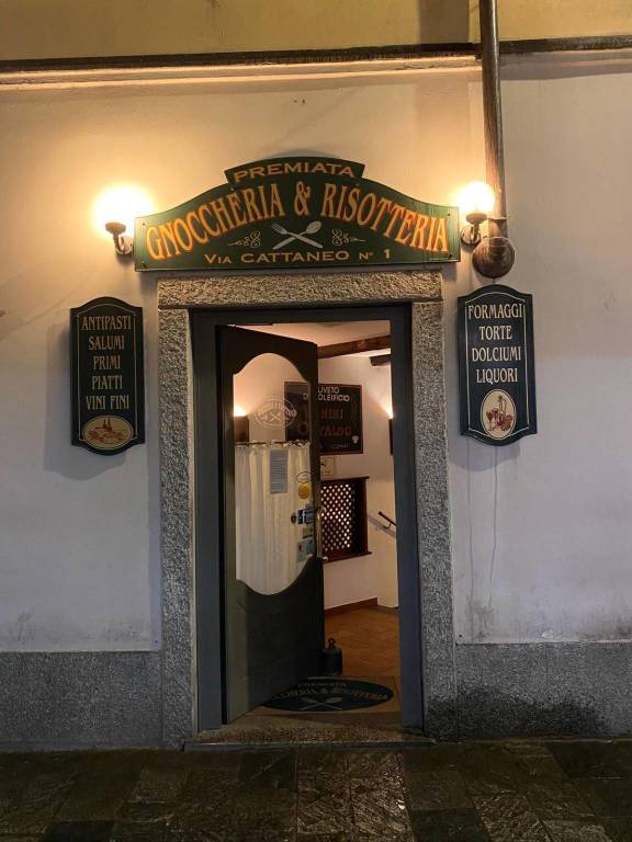 insegne accese bar ristoranti protesta