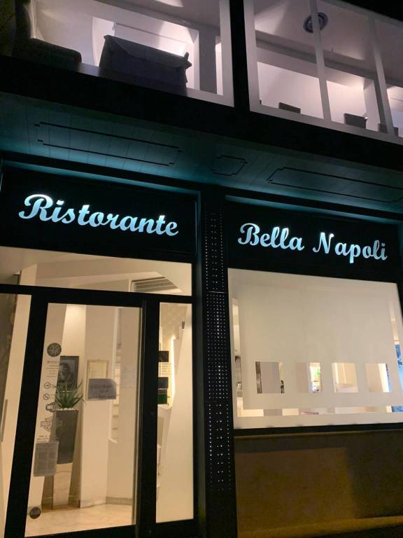 insegne accese bar ristoranti protesta