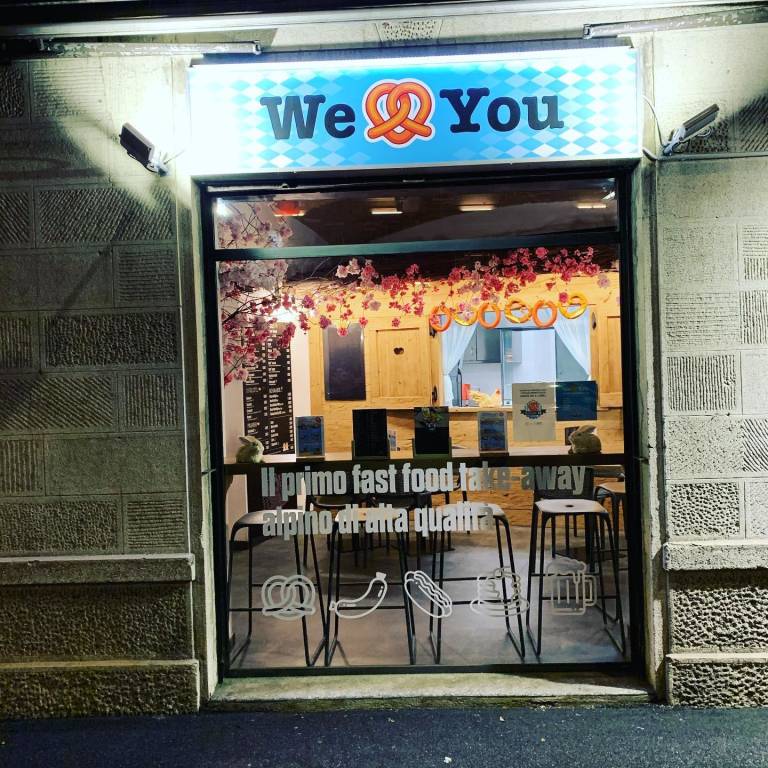 insegne accese bar ristoranti protesta