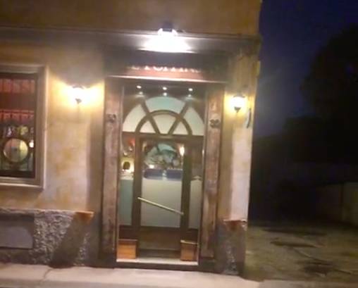 insegne accese bar ristoranti protesta