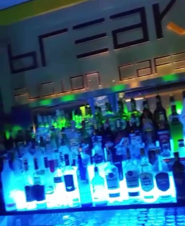 insegne accese bar ristoranti protesta