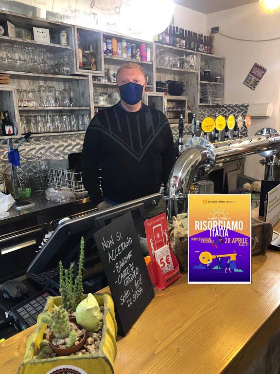 insegne accese bar ristoranti protesta