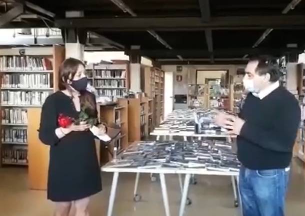 Il sindaco dona una rosa a Castelletto
