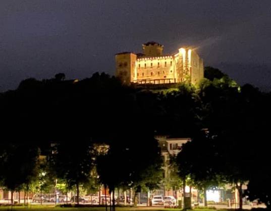 rocca angera illuminata