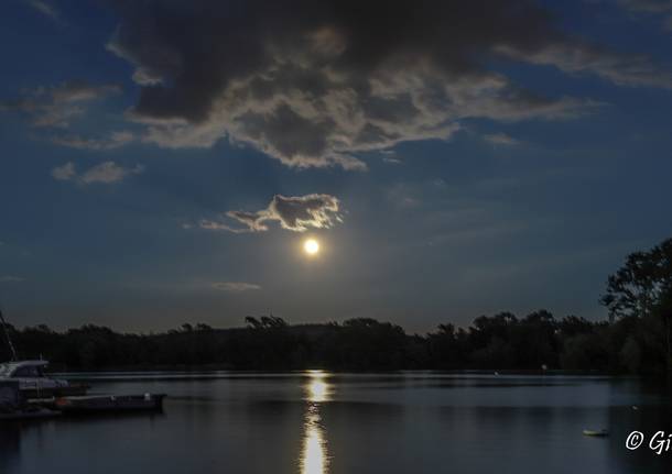 Angera il suo lago e la sua Rocca