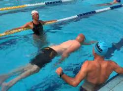 Paolo Terazza nuota in piscina