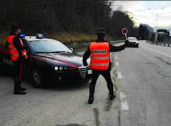 carabinieri posto di blocco controllo macchina