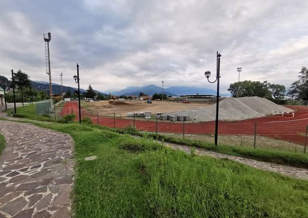 I lavori al campo di calcio di Maccagno