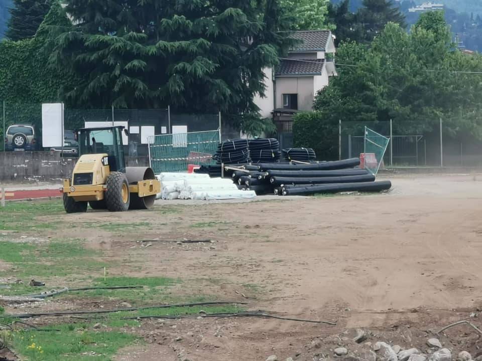I lavori al campo di calcio di Maccagno